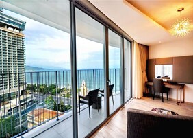 Habitación ejecutiva doble, bañera, vistas al mar | Ropa de cama hipoalergénica, mobiliario individual, escritorio