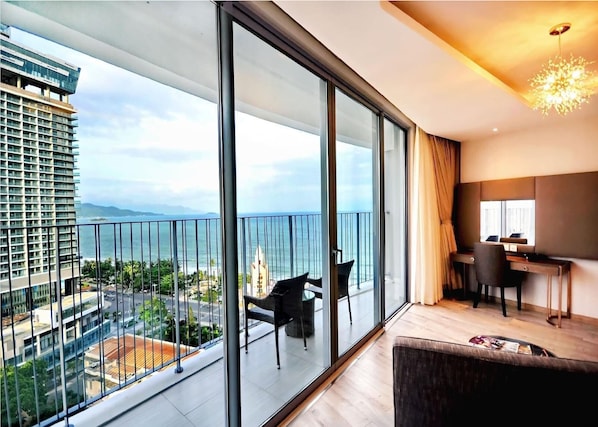 Ropa de cama hipoalergénica, muebles diferentes y escritorio