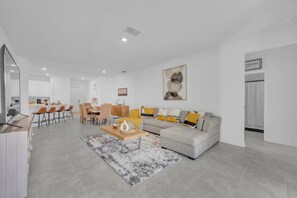 Televisor intel·ligent, videojocs, futbolí i estèreo 