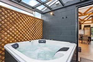 Outdoor spa tub - Studio Unit with Spa Bath! (Christchurch)