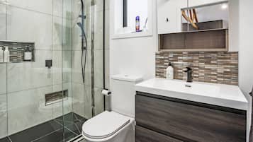 Bruser, miljøvenlige toiletartikler, hårtørrer, håndklæder