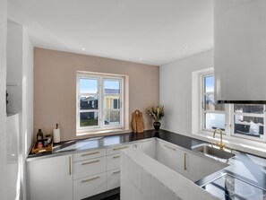 Køleskab, mikrobølgeovn, opvaskemaskine, køkkentøj/tallerkener/redskaber