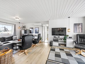 TV, fireplace - "Milena" - 200m from the sea by Interhome (Hvide Sande)