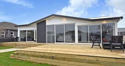 Large Comfortable Modern 4 Bedroom Home