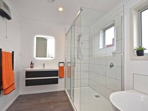 Asciugamani, sapone, shampoo, carta igienica