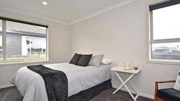 4 bedrooms, iron/ironing board, WiFi, bed sheets