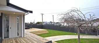 Large Comfortable Modern 4 Bedroom Home