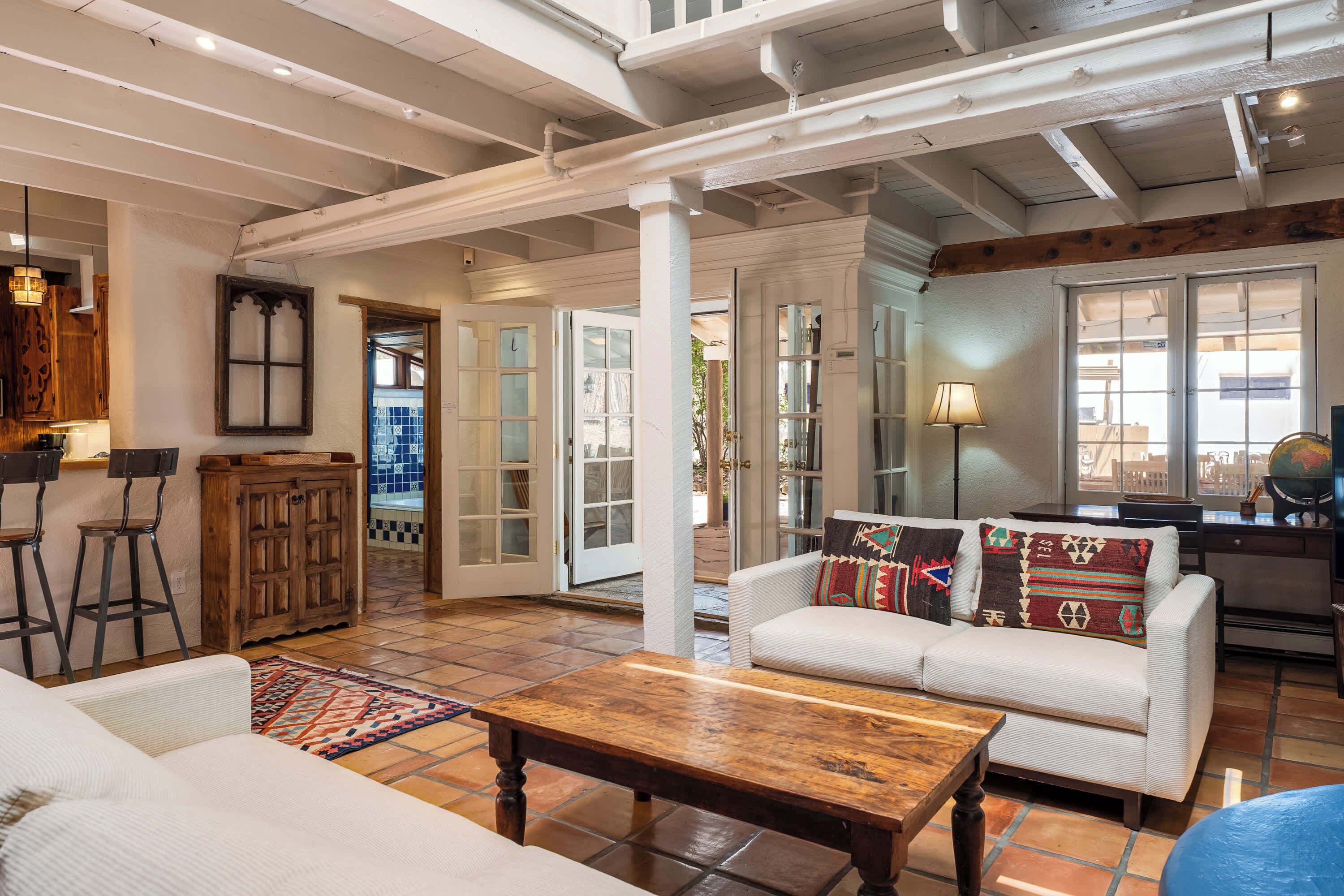 Smart TV, lareira, escritórios