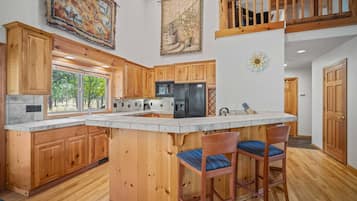 ثلاجة، ميكروويف، فرن، موقد طهي مسطح