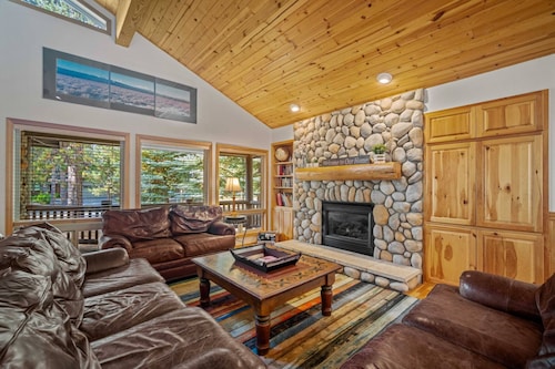 Exceptional Sunriver Escape, Pet Friendly, Hot Tub, BBQ, & Deck Overlooking Forest,  SHARC Passes