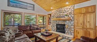Exceptional Sunriver Escape, Pet Friendly, Hot Tub, BBQ, & Deck Overlooking Forest,  SHARC Passes