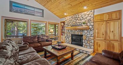 Exceptional Sunriver Escape, Pet Friendly, Hot Tub, BBQ, & Deck Overlooking Forest, SHARC Passes