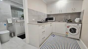 Refrigerador, microondas, parrilla de estufa y cafetera y tetera