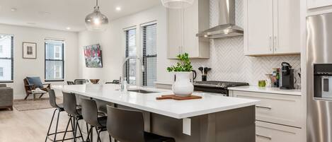 冷蔵庫、電子レンジ、オーブン、コンロ