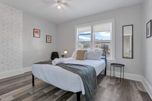 4 bedrooms, iron/ironing board, WiFi, bed sheets