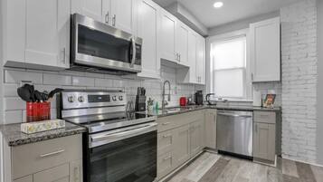 Frigorífic, microones, placa de cuina i rentaplats