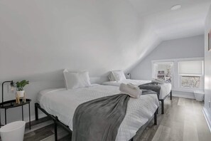 4 bedrooms, iron/ironing board, WiFi, bed sheets - The Columbus Adventure (Columbus)