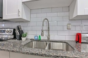 Fridge, microwave, stovetop, dishwasher