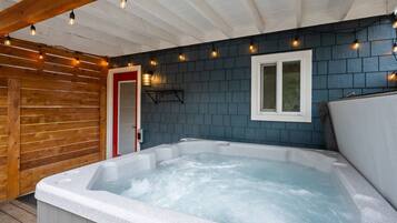 Indoor spa tub