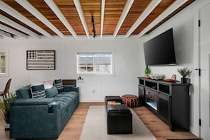 TV - Coastal Comfort Cabin, Private Hot Tub, 3 Blocks to Beach, Pet Friendly, New Decor and Furnishing (Rockaway Beach)