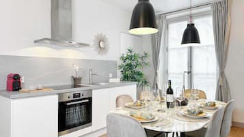 Een koelkast, een microgolfoven, een oven, een kookplaat