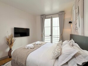 2 bedrooms, desk, iron/ironing board, travel crib