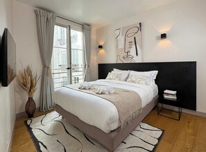 2 slaapkamers, een bureau, een strijkplank/strijkijzer, reisbedje