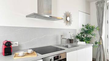 Een koelkast, een microgolfoven, een oven, een kookplaat