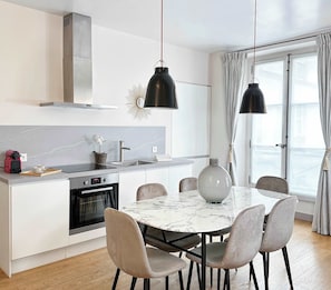 Køleskab, mikrobølgeovn, ovn, kogeplade
