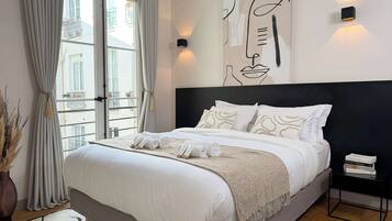 2 slaapkamers, een bureau, een strijkplank/strijkijzer, reisbedje