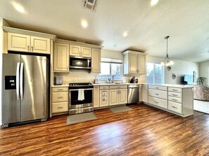 冷蔵庫、電子レンジ、オーブン、コンロ