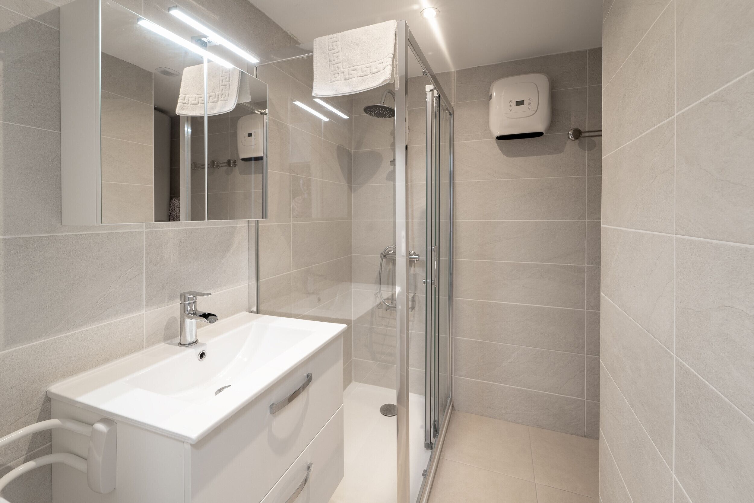 Een douche, een haardroger, handdoeken