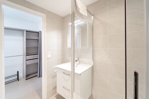 Dusche, Haartrockner, Handtücher