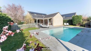 Il s’agit d’une propriété résidentielle dotée d’une piscine, d’un patio couvert et d’un jardin clos.