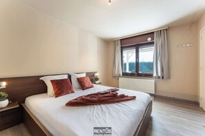 5 Schlafzimmer, Schreibtisch, Reisekinderbett, WLAN