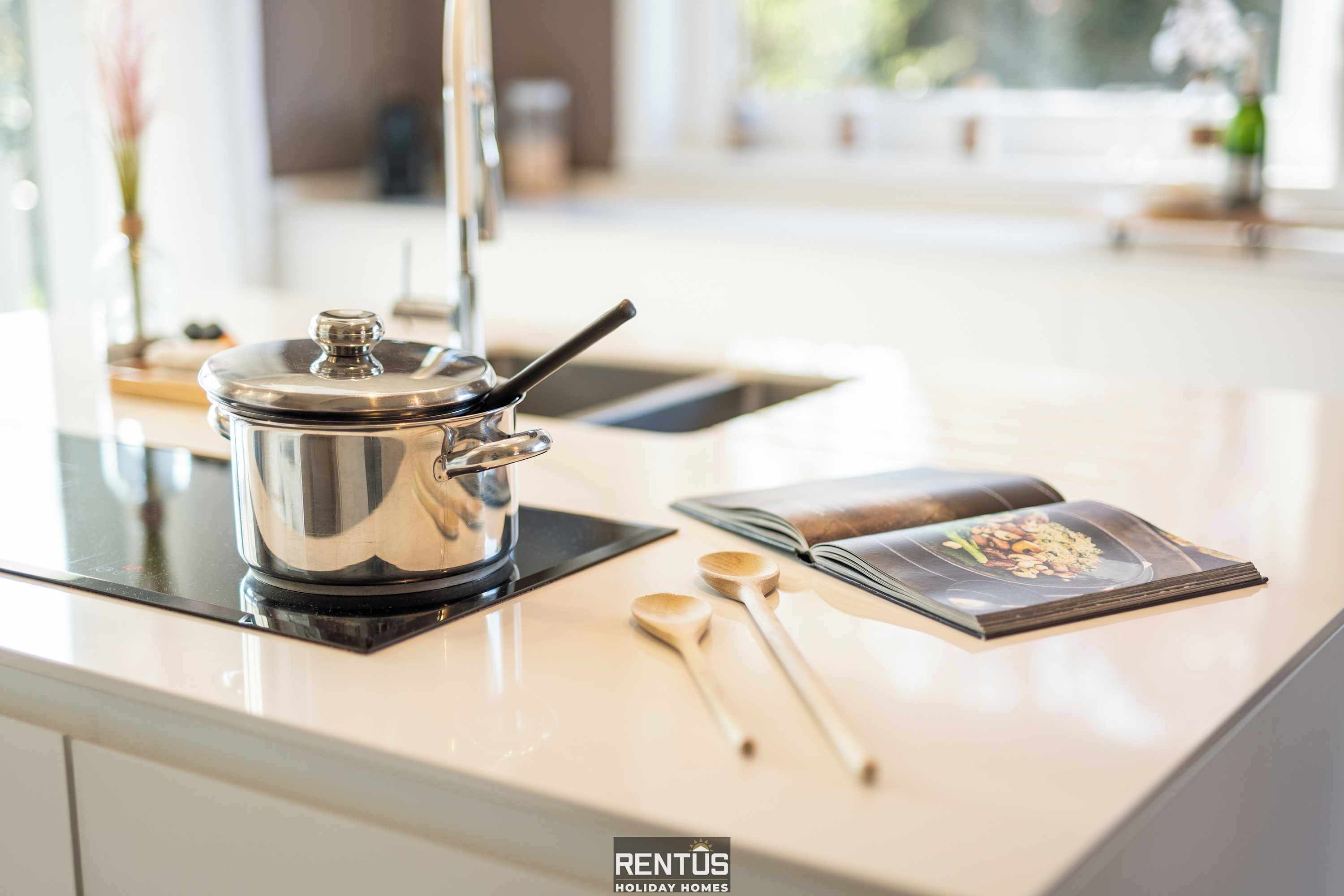 Geladeira, micro-ondas, fogão, cooktop