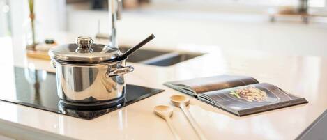 Geladeira, micro-ondas, fogão, cooktop