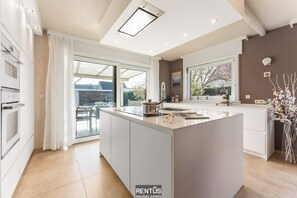 Fridge, microwave, oven, stovetop - Villa T’Uzetje – villa with pool in Oostduinkerke (Oostduinkerke)
