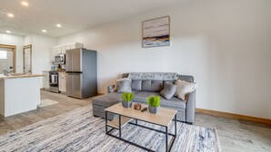 TV - 4 Mi to Lake: Golf-View Erie Condo w/ Porch (Erie)