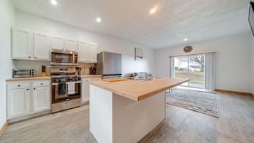 Réfrigérateur, micro-ondes, plaque de cuisson, lave-vaisselle