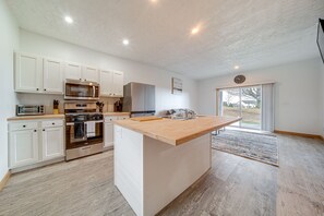 Réfrigérateur, micro-ondes, plaque de cuisson, lave-vaisselle