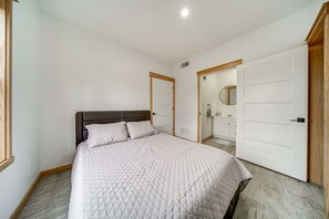 2 habitaciones, escritorio, tabla de planchar con plancha y wifi 