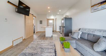 4 Mi to Lake: Golf-View Erie Condo w/ Porch