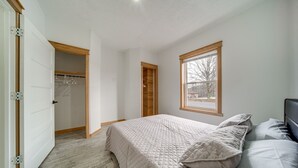 A bedroom with a bed, a window, and a closet. - 4 Mi to Lake: Golf-View Erie Condo w/ Porch (Erie)