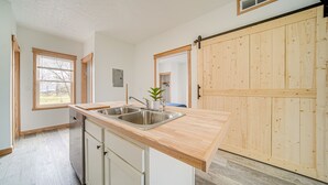 Una cocina con encimeras de madera, un lavamanos y armarios.