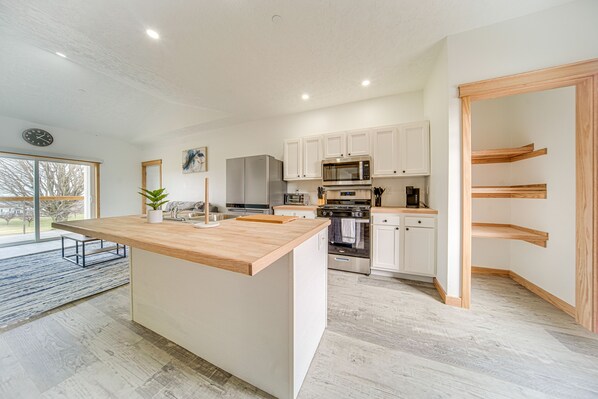 Fridge, microwave, stovetop, dishwasher