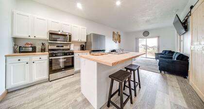 Golf Course View: Centrally Located Condo in Erie