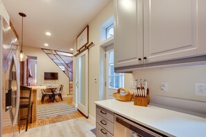 Fridge, microwave, stovetop, dishwasher - 3 Mi to Dtwn: Charming Row House in Pittsburgh (Pittsburgh)