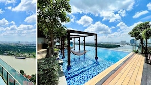 Un hôtel moderne doté d’une longue piscine, d’une terrasse en bois et d’un hamac.