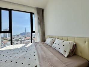 Familienapartment, Stadtblick | Schreibtisch, schallisolierte Zimmer, kostenloses WLAN, Bettwäsche